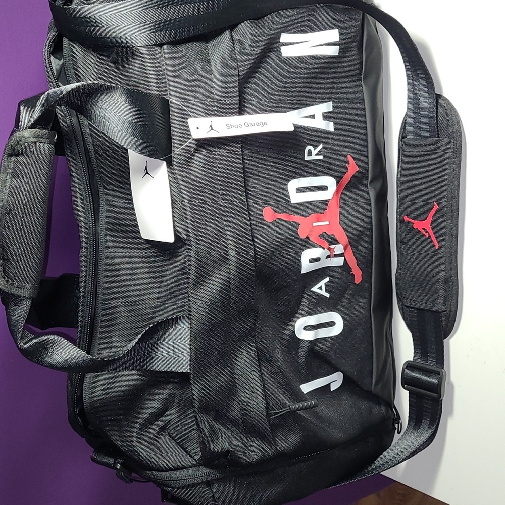 JORDAN AIR VELOCITY DUFFLE BAG BLACK HEAVY DUTY .FRONT ZIPPER POCKET SHOULDER